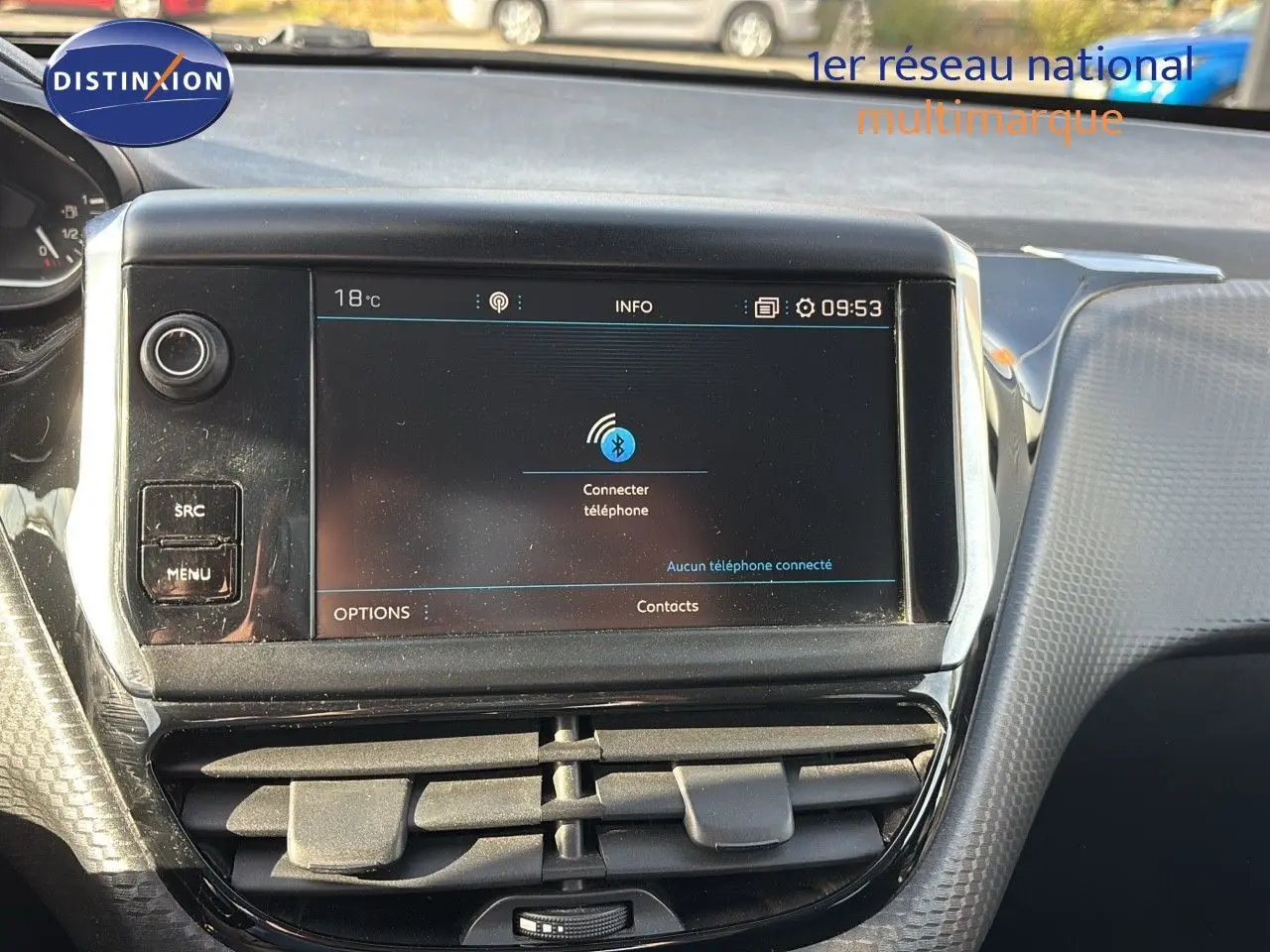 Écran tactile central de la Peugeot 208 2019 noir perle métal, affichant la connexion Bluetooth au tableau de bord.