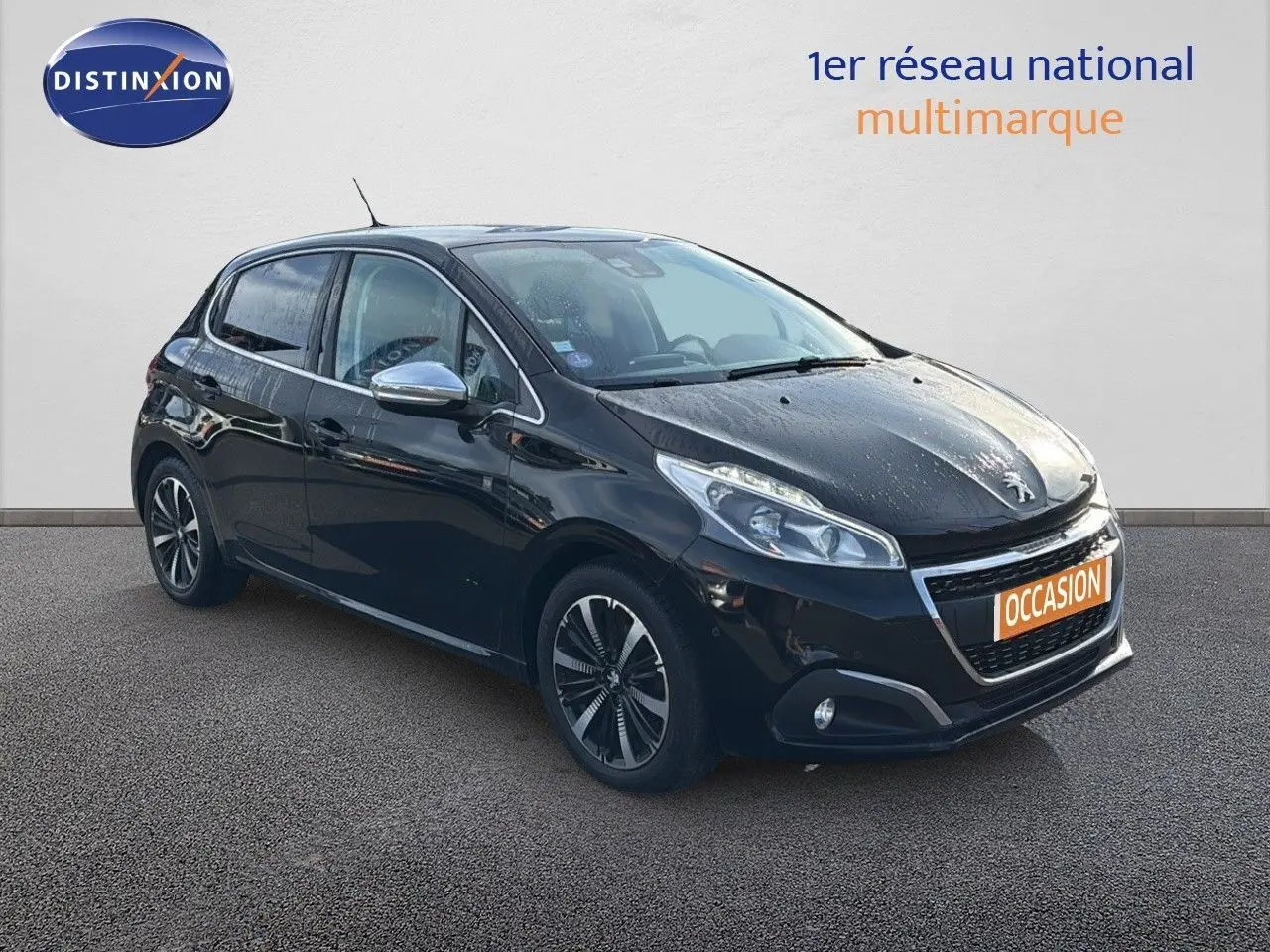 Peugeot 208 noir perle métal vue 3/4 avant droit, avec jantes alliage et rétroviseurs chromés.