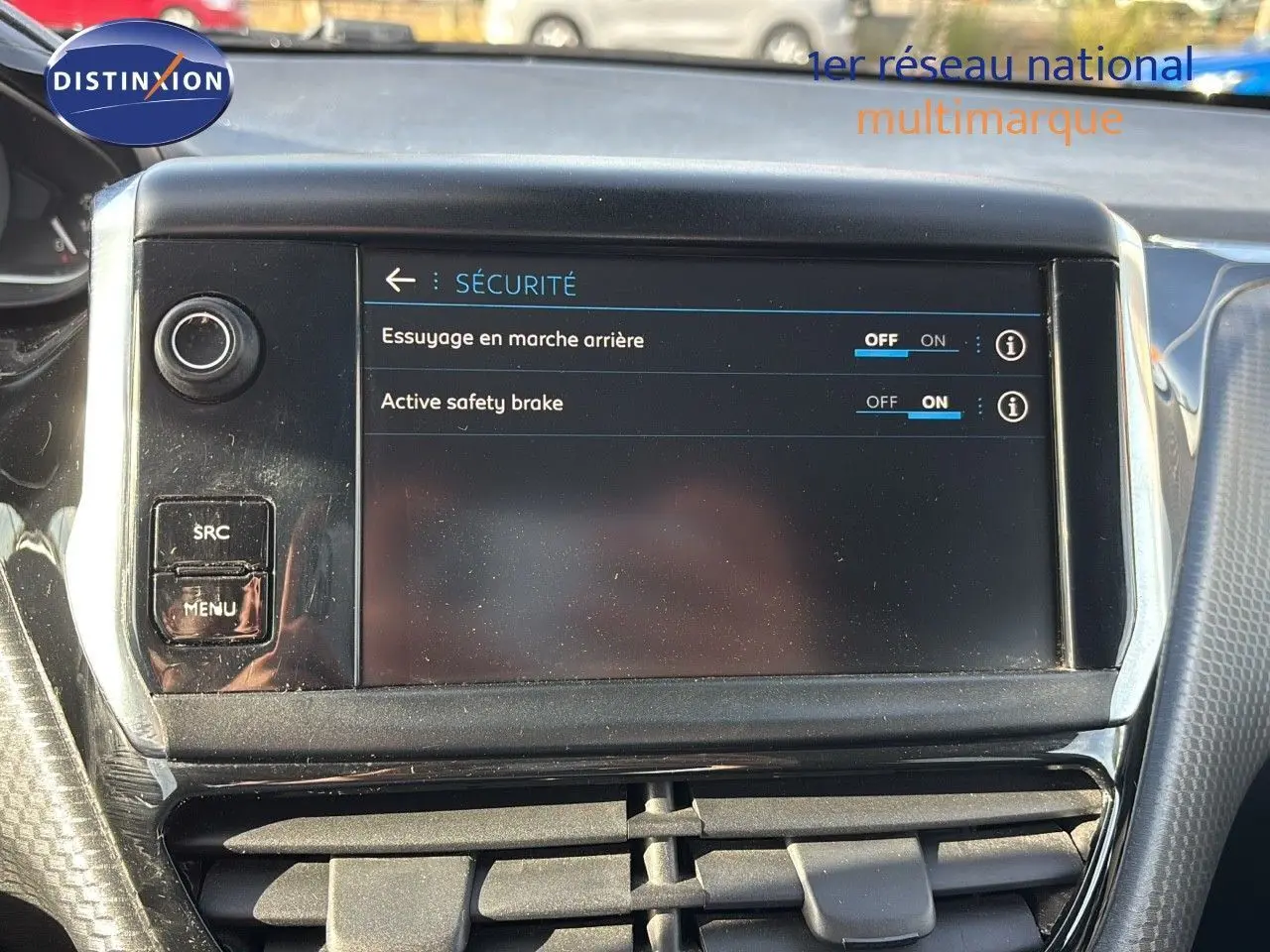 Écran tactile central du tableau de bord du Peugeot 208 1.2 PureTech 110 Tech Edition affichant les réglages de sécurité.