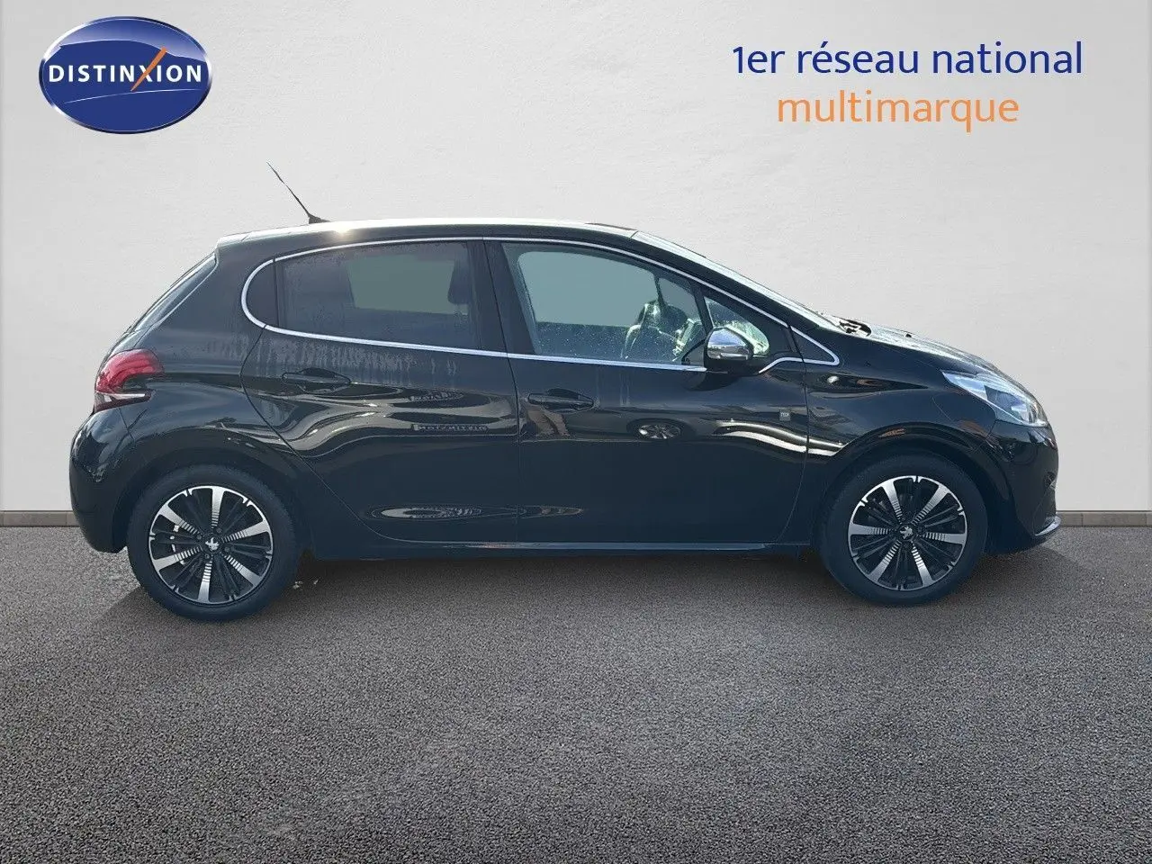 Profil latéral droit d'une Peugeot 208 noire perle métal 5 portes, avec jantes alliage et rétroviseurs chromés.