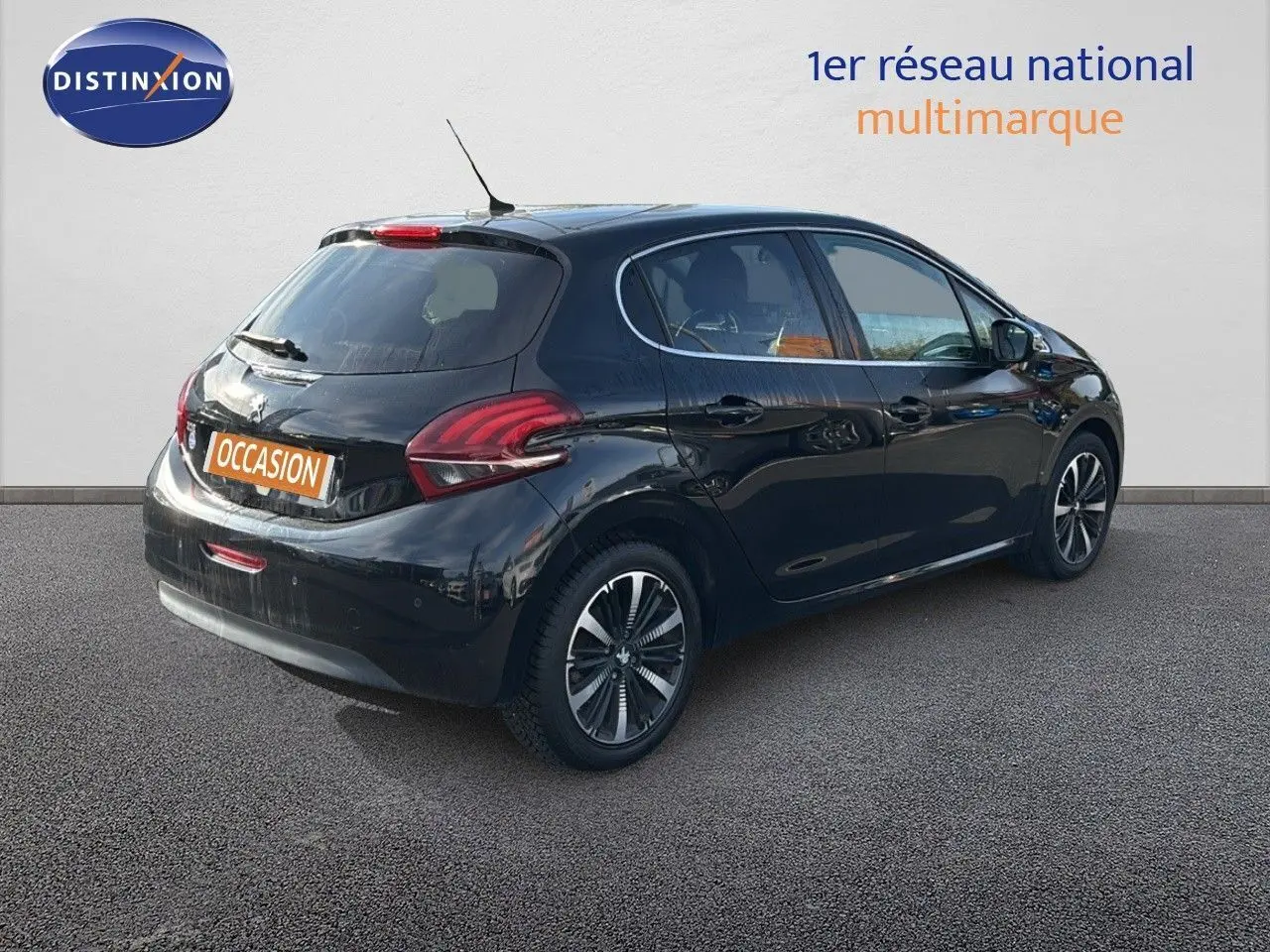 Peugeot 208 noir perle métal vue 3/4 arrière droit, compacte cinq portes avec feux arrière distinctifs.
