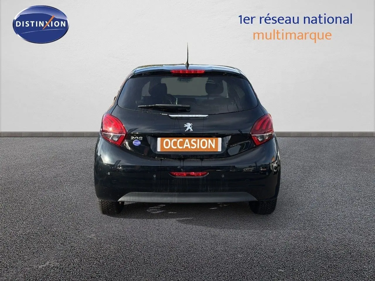 Vue arrière d'une Peugeot 208 noire perle métal de 2019 avec plaque "OCCASION" sur fond neutre.