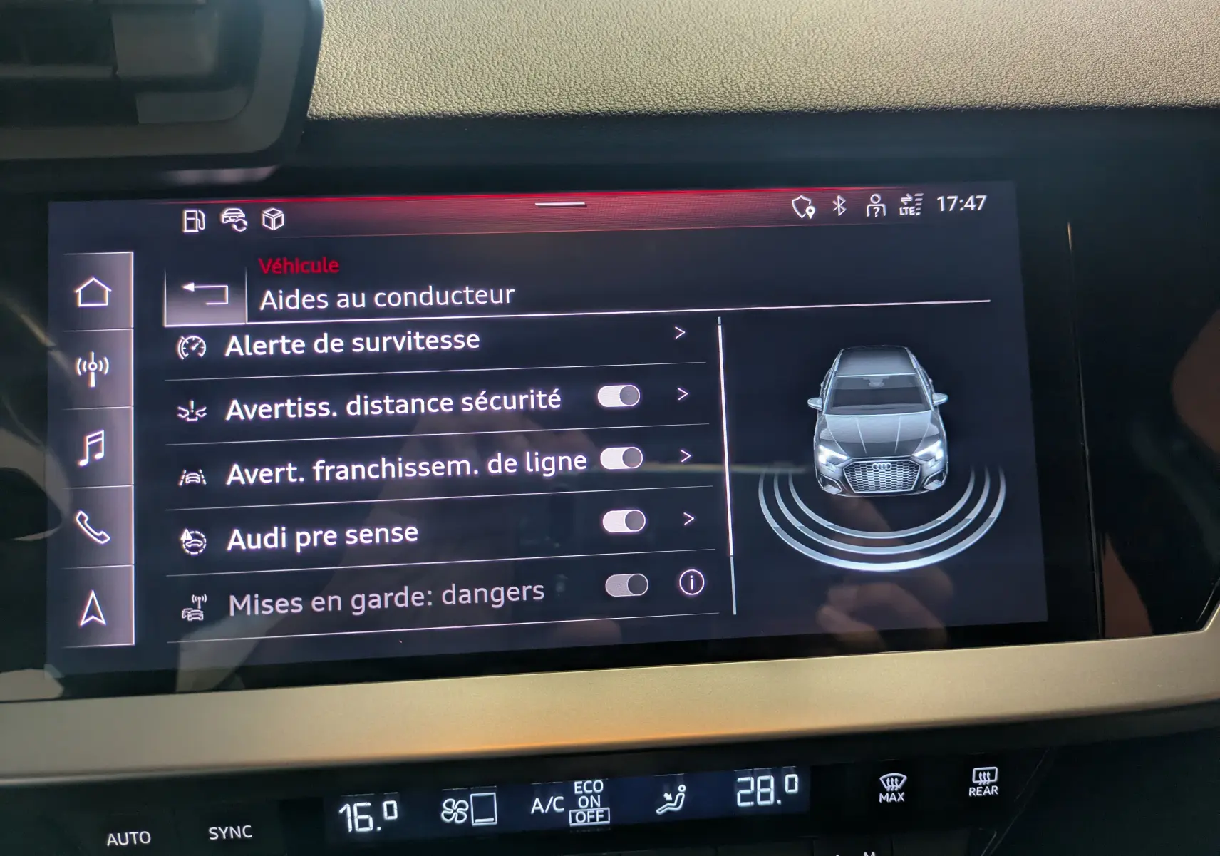 Écran central de l'Audi A3 Sportback 2021 affichant les aides à la conduite avec menu en français, vue intérieure.