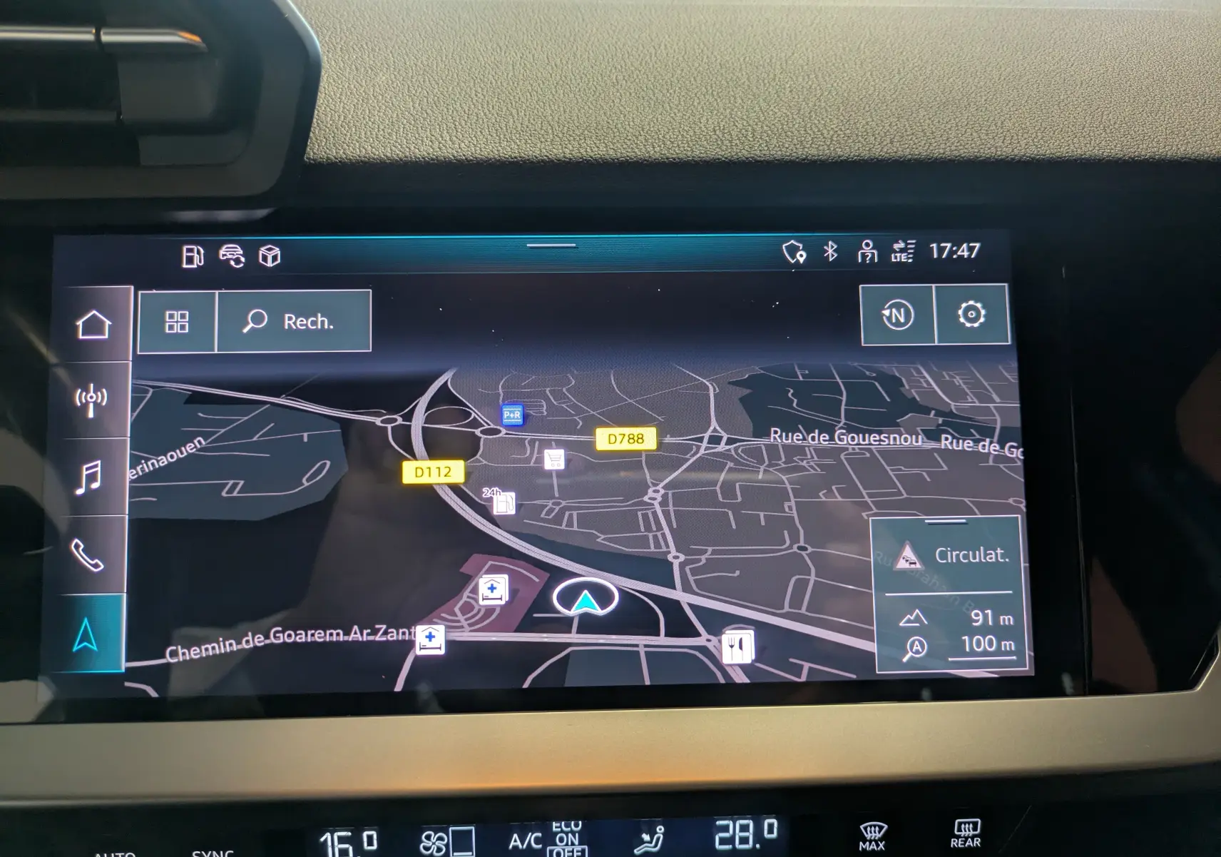 Vue intérieure du système de navigation MMI tactile de l'Audi A3 Sportback 2021 avec carte et indications routières.