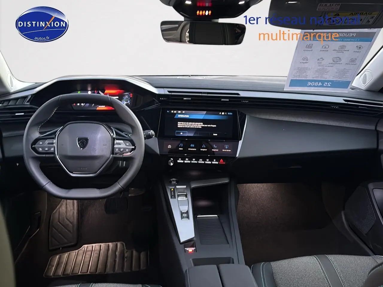 Vue intérieure avant de la Peugeot 308 2025, tableau de bord moderne avec écran tactile et volant multifonction noir.