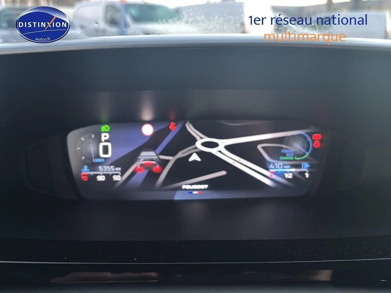 Affichage numérique du tableau de bord de la Peugeot 308 1.2 hybrid 145 allure, montrant la navigation et les indicateurs.