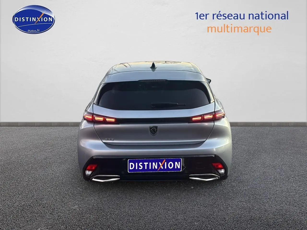 Vue arrière d'une Peugeot 308 gris artense 2025 avec feux arrière LED allumés sur fond neutre.