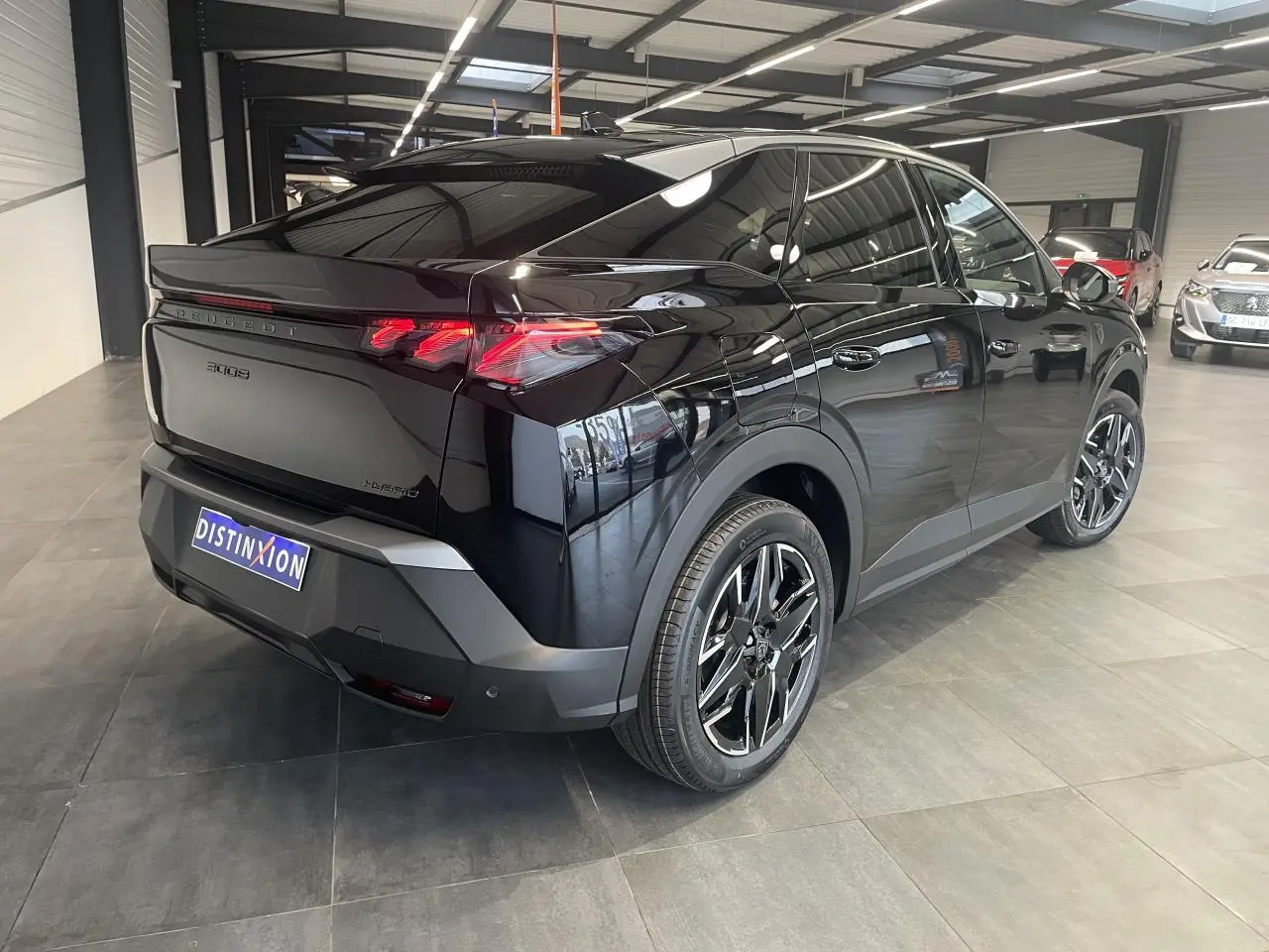 Vue 3/4 arrière droite du Peugeot 3008 GT noir métallisé avec feux arrière à griffes LED et jantes alliage 19 pouces.