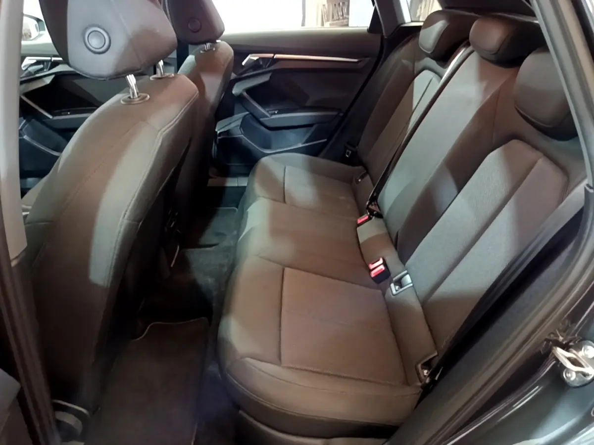 Vue intérieure côté droit sur la banquette arrière grise foncée de l'Audi A3 35 TFSI 150 MHEV Business Line 2021.