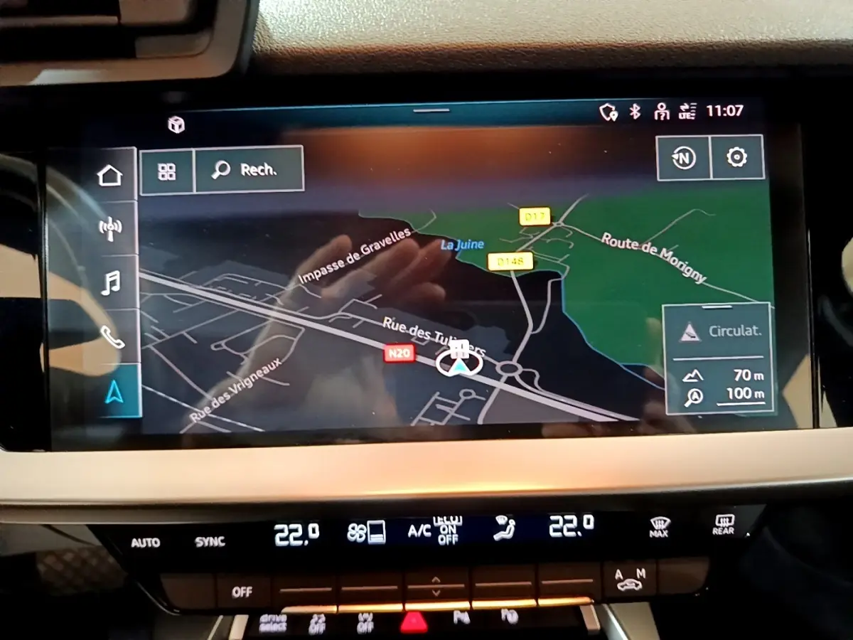 Écran tactile de navigation 10,1 pouces dans l’Audi A3 Business Line 35 TFSI gris foncé, vue intérieure frontale.