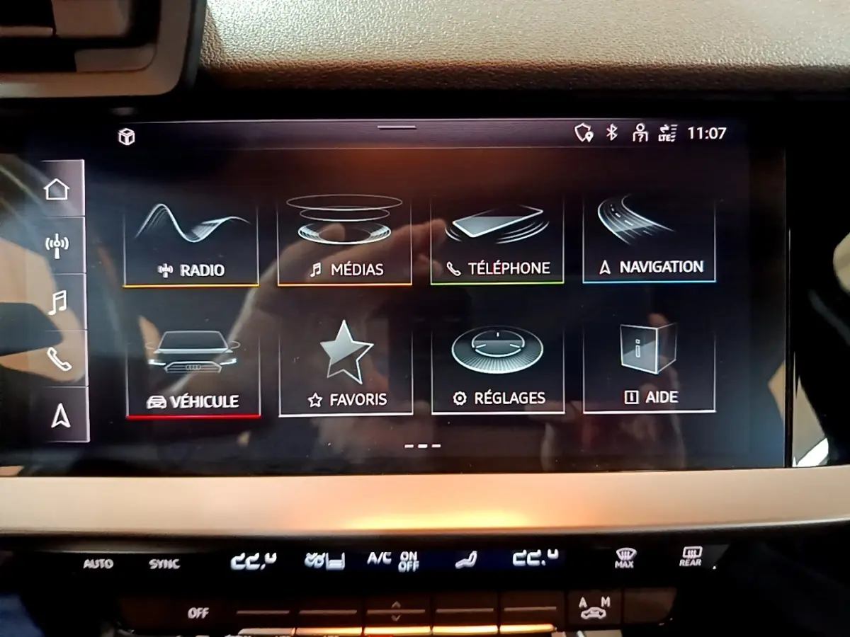 Écran tactile central de l'Audi A3 35 TFSI 2021 affichant le menu multimédia et navigation, intérieur noir.