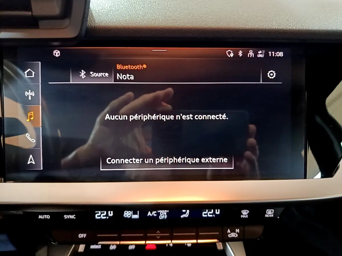 Écran tactile central de l’Audi A3 Business Line 2021, affichage Bluetooth, intérieur noir avec commandes climatisation.