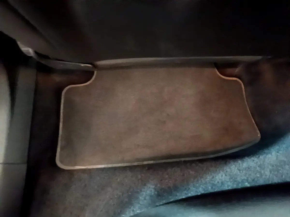 Tapis de sol gris foncé côté passager avant de l'Audi A3 35 TFSI 150 MHEV Business Line 2021.