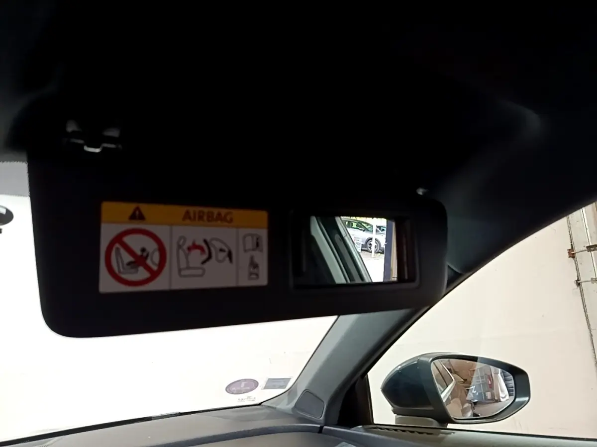 Vue intérieure côté conducteur sur le pare-soleil avec miroir et rétroviseur extérieur gris foncé d'Audi A3 35 TFSI 2021.