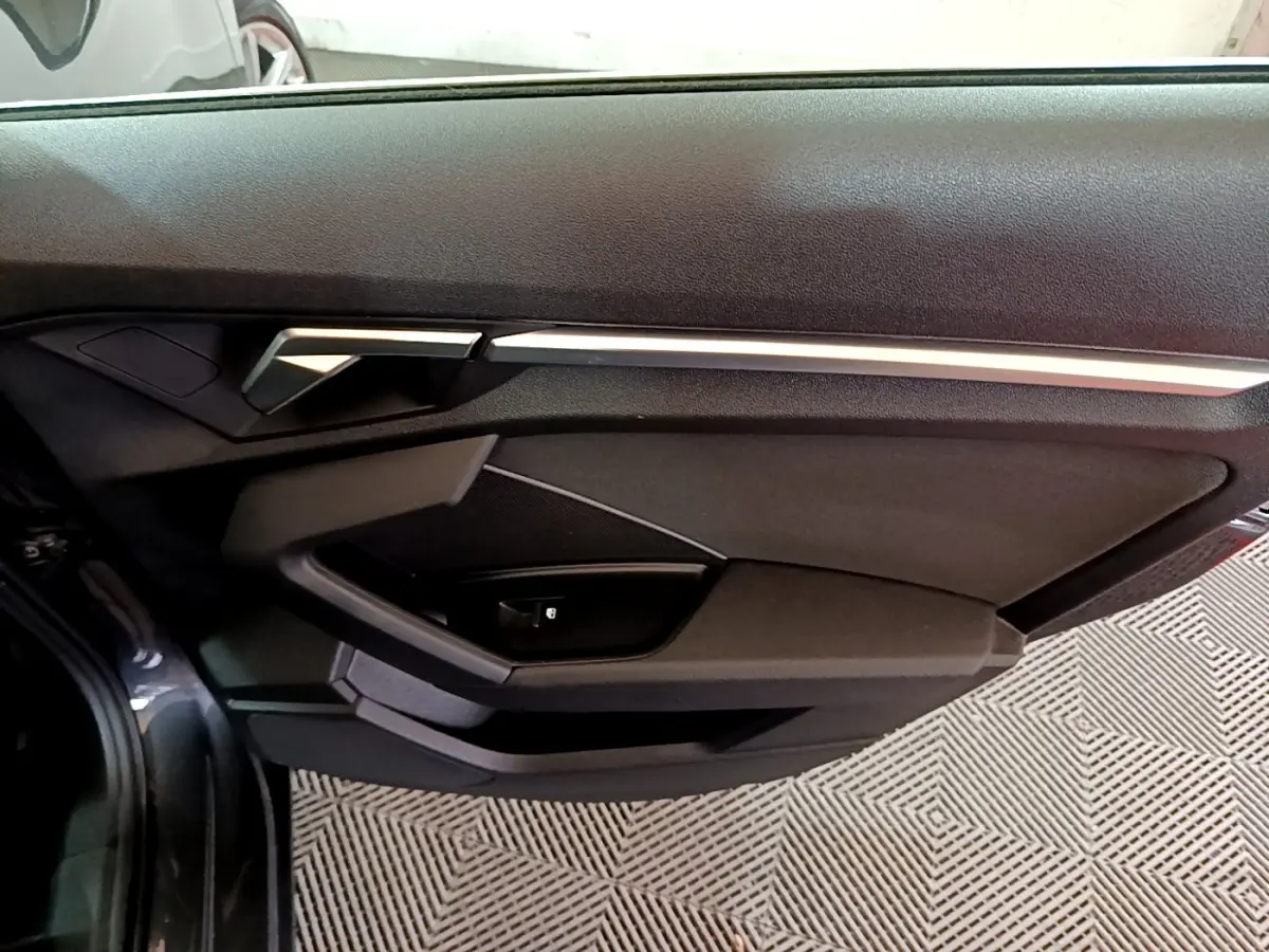 Vue intérieure du panneau de porte côté gauche gris foncé de l'Audi A3 35 TFSI 150 MHEV Business Line 2021.