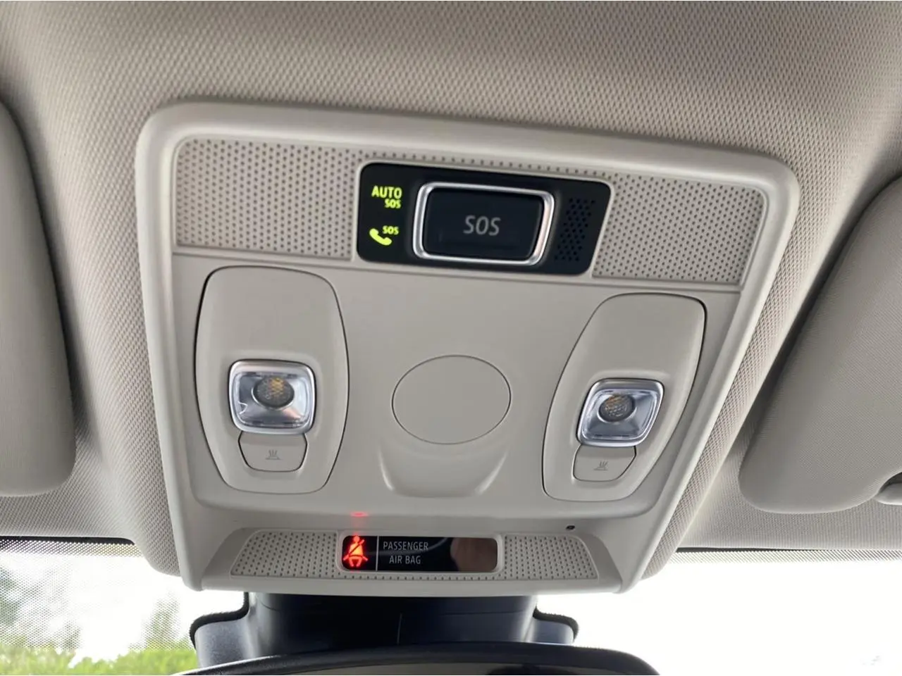 Vue intérieure du plafonnier avec commandes d’éclairage et bouton SOS du Renault Arkana gris foncé 2022.
