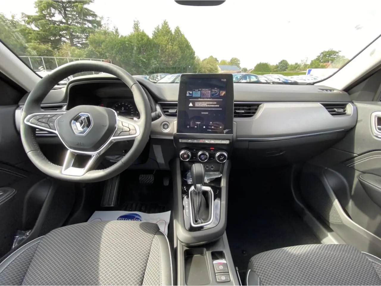 Vue intérieure frontale du Renault Arkana 1.3 Tce Intens 2022, avec tableau de bord moderne et écran tactile vertical.