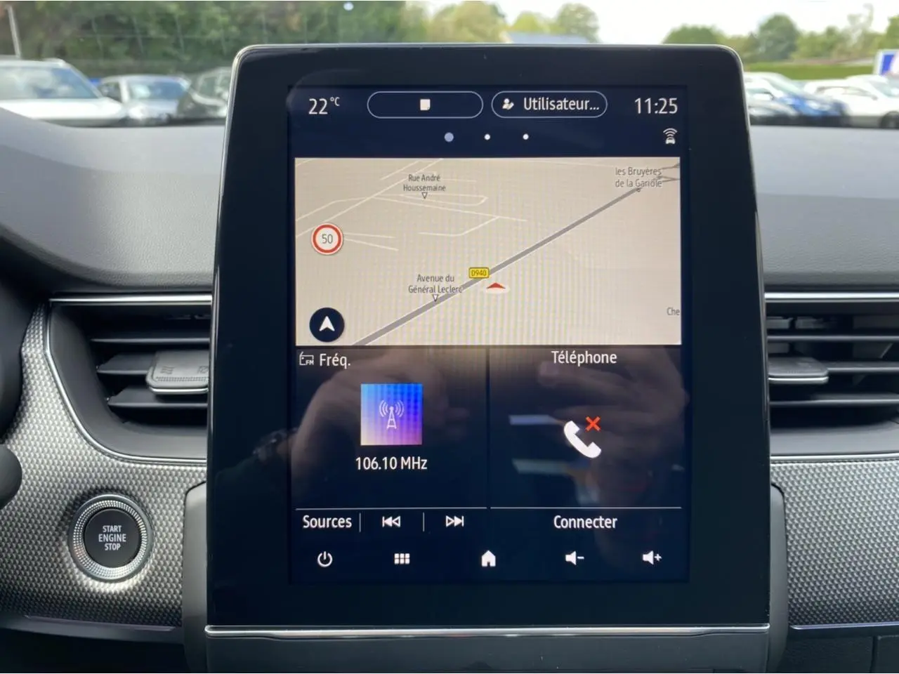 Écran tactile vertical du système multimédia Easy Link affichant la navigation et la radio dans un Renault Arkana 2022.