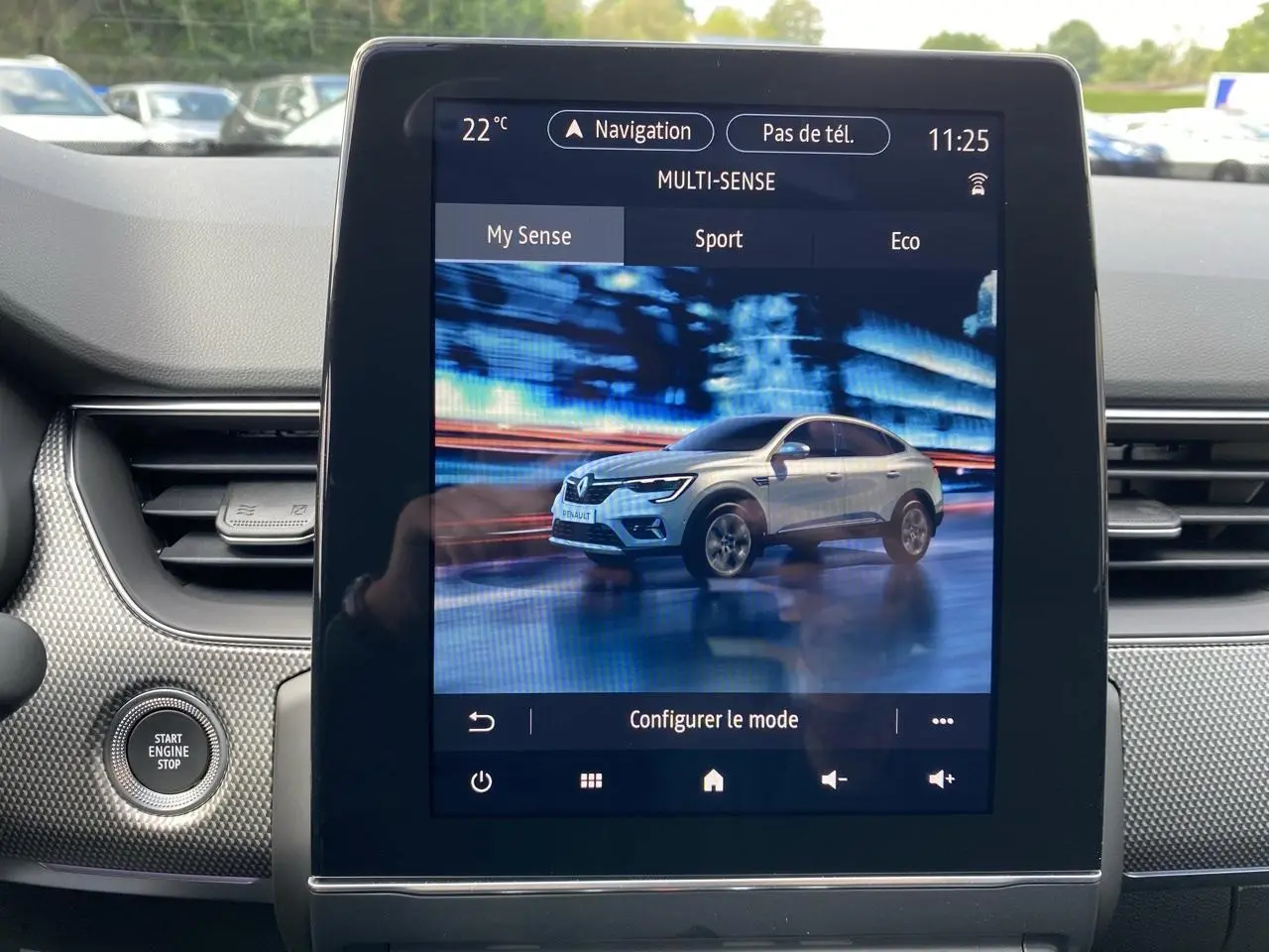 Écran tactile central affichant une Renault Arkana gris foncé en vue 3/4 avant dans le mode Multi-Sense.