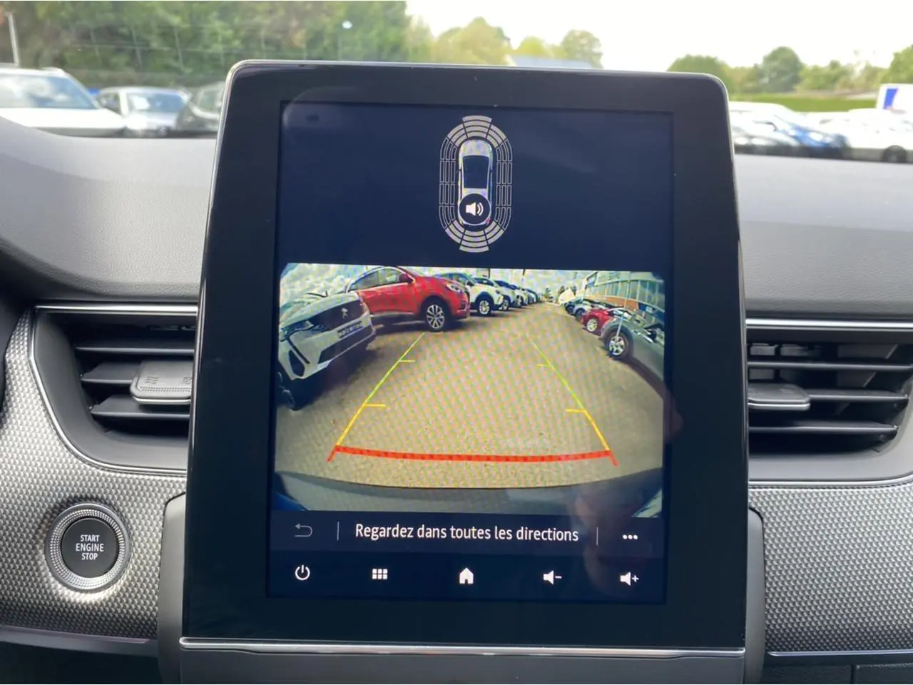 Écran tactile central montrant la caméra de recul du Renault Arkana 2022, intérieur gris foncé avec bouton start/stop visible.
