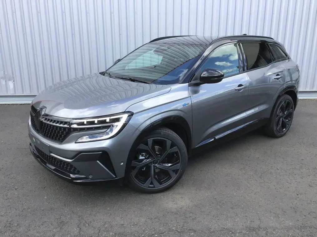 Renault Austral E-Tech gris schiste satin en 3/4 avant droit, avec toit noir et jantes noires distinctives.