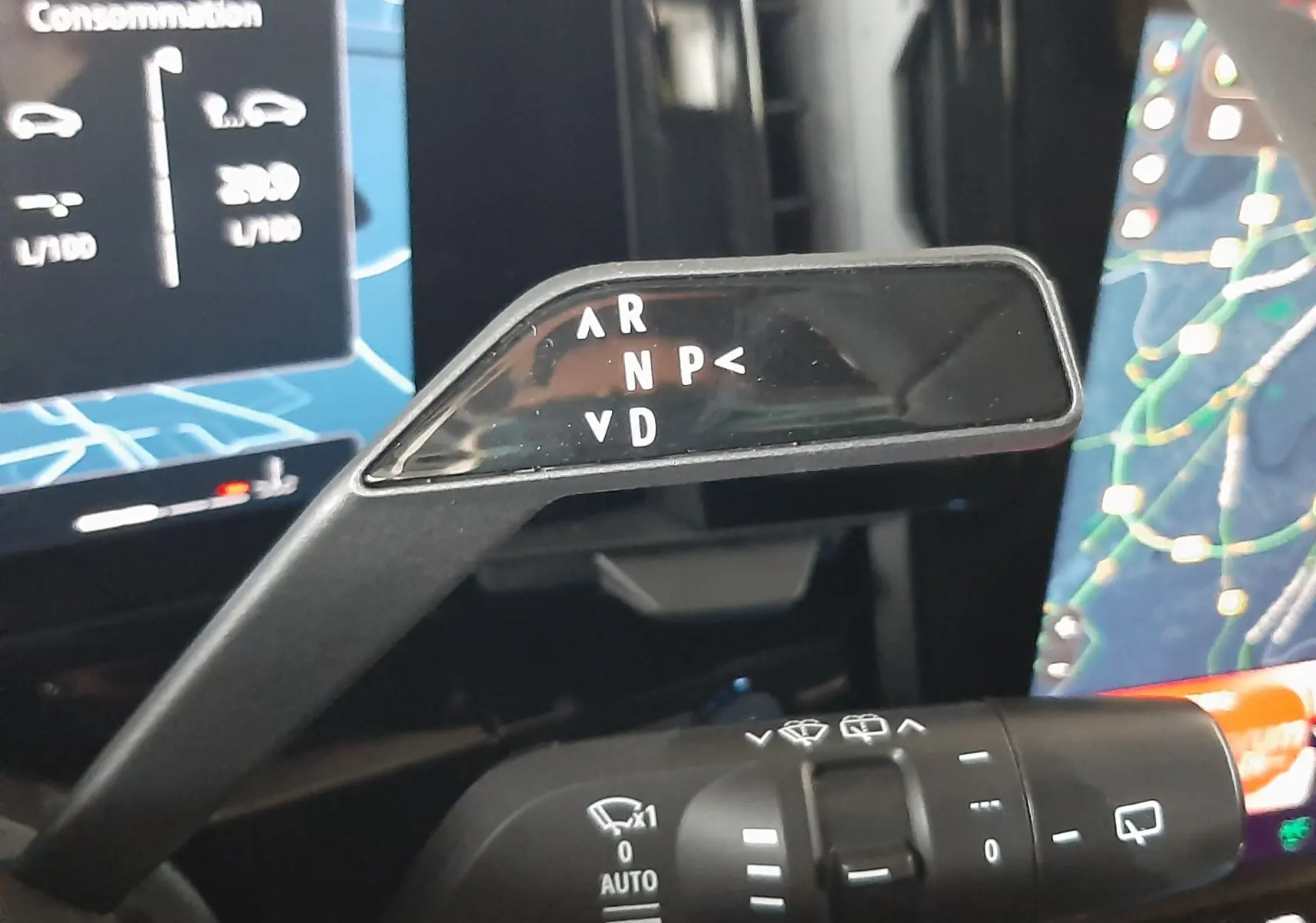 Gros plan sur le sélecteur de vitesses automatique et la commande d’essuie-glace du Renault Austral E-Tech hybride, intérieur noir.