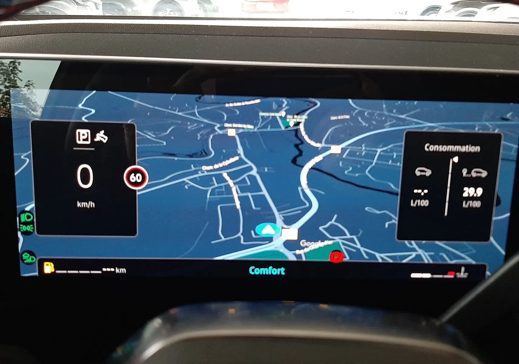 Écran numérique du tableau de bord du Renault Austral 2025 affichant la navigation et la consommation en mode confort.