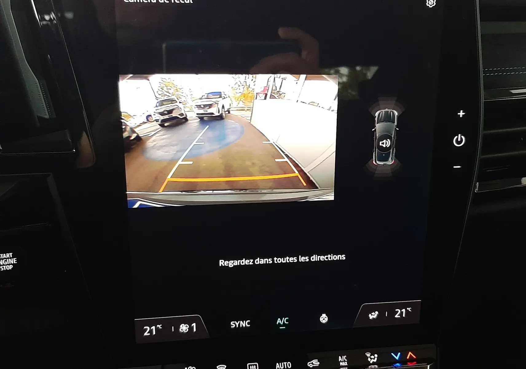 Écran tactile intérieur montrant la caméra de recul du Renault Austral gris schiste satin avec guidage de trajectoire.