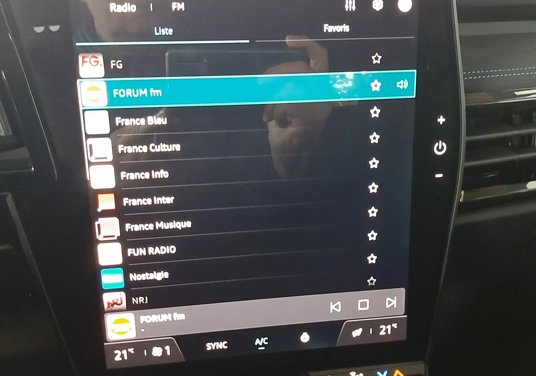 Vue intérieure centrée sur l'écran tactile multimédia du Renault Austral E-Tech gris schiste satin, affichant les stations radio.