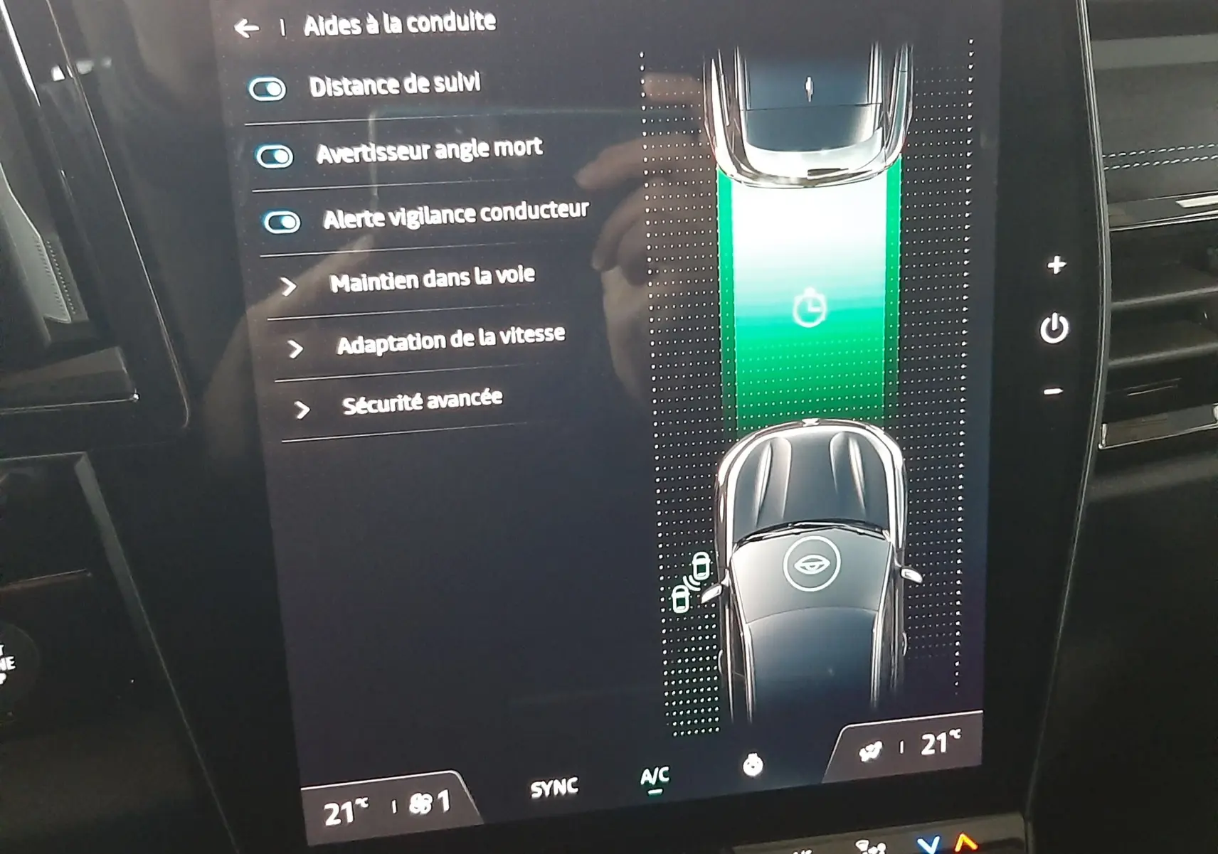 Écran tactile intérieur du Renault Austral E-Tech Hybrid 2025 montrant les aides à la conduite et la surveillance du véhicule.