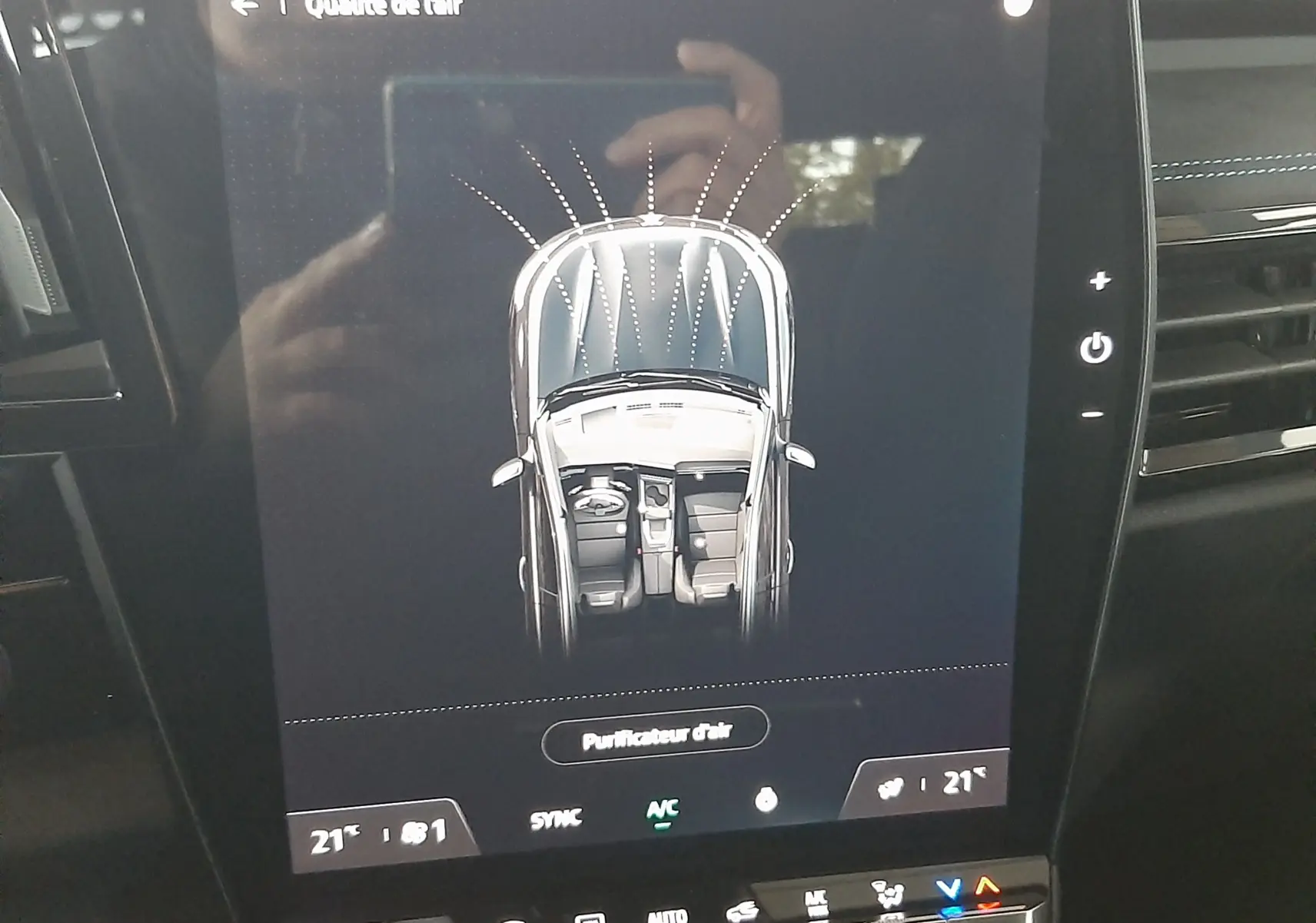 Écran tactile intérieur montrant la qualité de l'air et la ventilation du Renault Austral gris schiste satin.