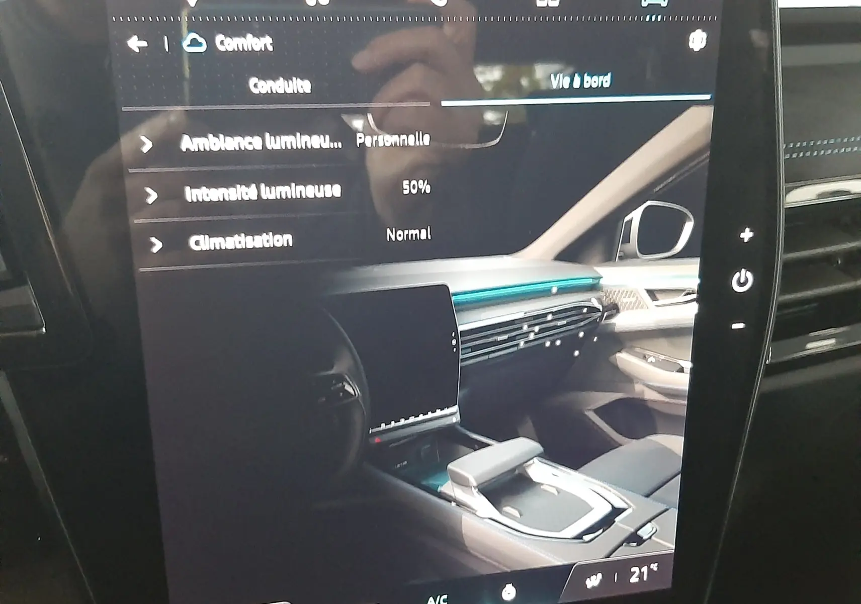 Vue intérieure de la planche de bord du Renault Austral E-Tech gris schiste satin, avec écran tactile central et ambiance lumineuse réglable.