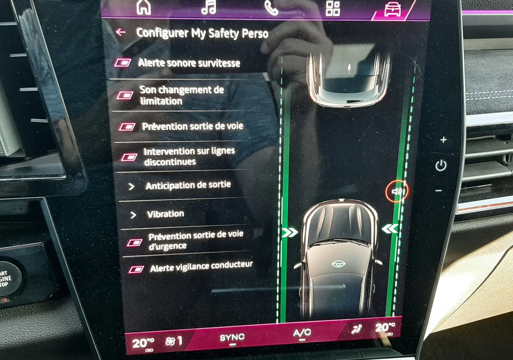 Écran tactile intérieur du Renault Austral E-Tech Hybrid 2025 montrant les options de sécurité personnalisables.