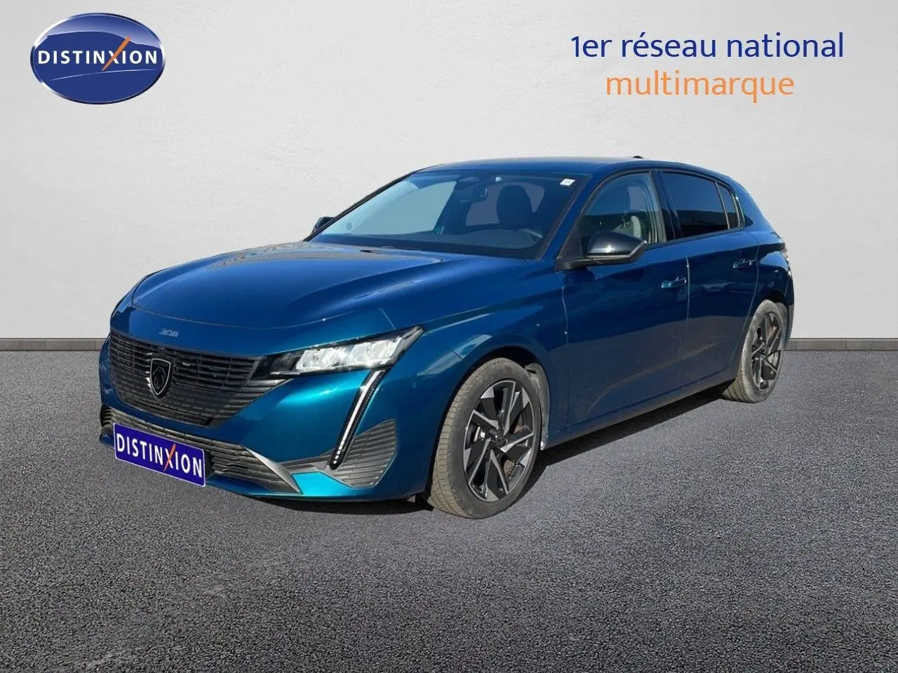 Peugeot 308 2024 bleu obsession métal en 3/4 avant droit, avec jantes alliage et feux LED distinctifs.