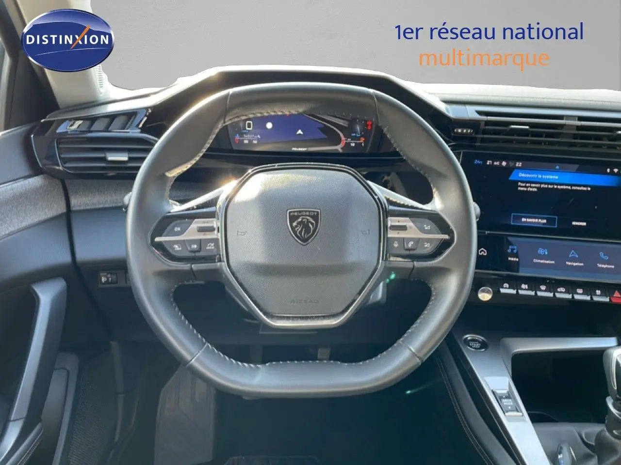 Vue centrée sur le volant cuir noir et le tableau de bord numérique de la Peugeot 308 1.2 PureTech 130ch Allure 2024.