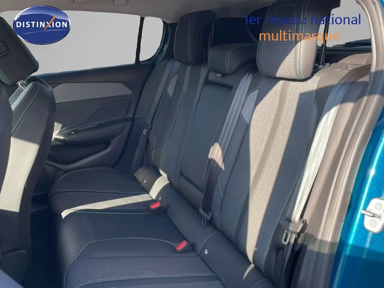Vue intérieure côté droit des sièges arrière en tissu et cuir gris noir d'une Peugeot 308 bleu obsession métal 2024.