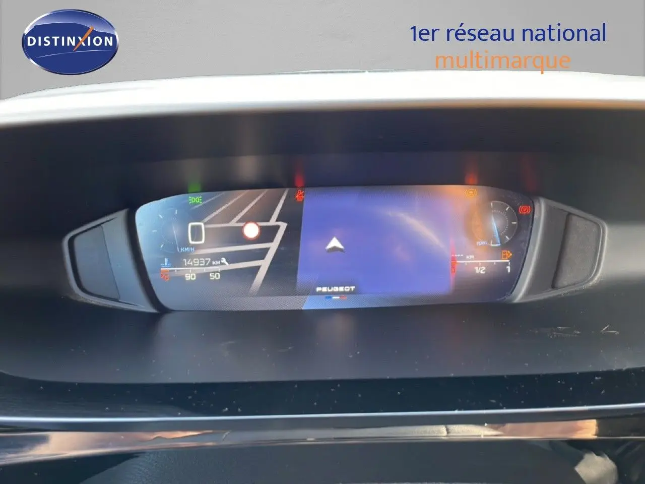 Tableau de bord numérique Peugeot 308 2024 affichant la navigation et les indicateurs de vitesse et carburant.