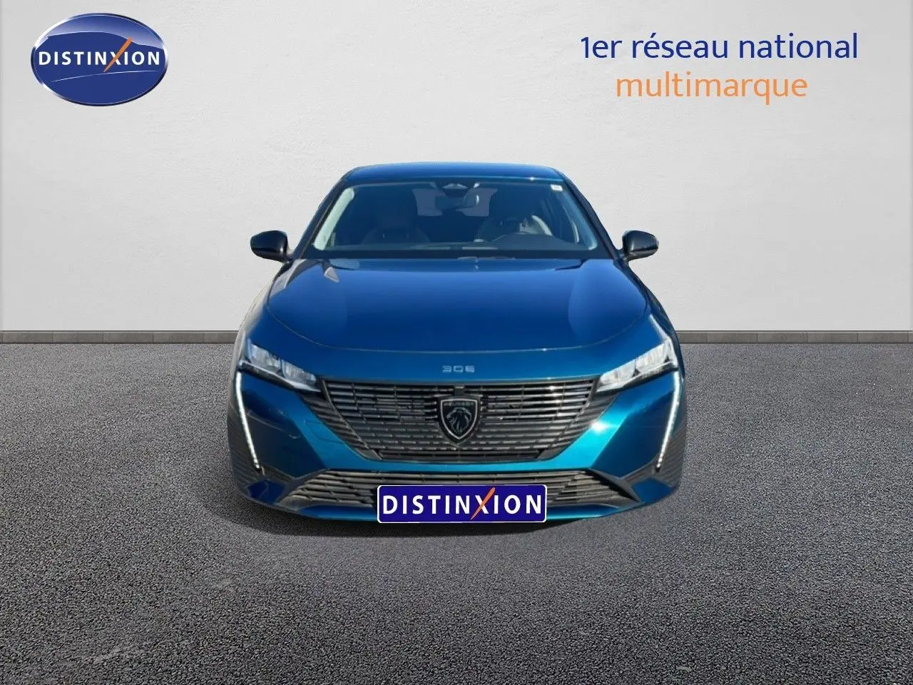 Vue frontale d'une Peugeot 308 2024 bleu obsession métal avec calandre distinctive et phares LED fins.
