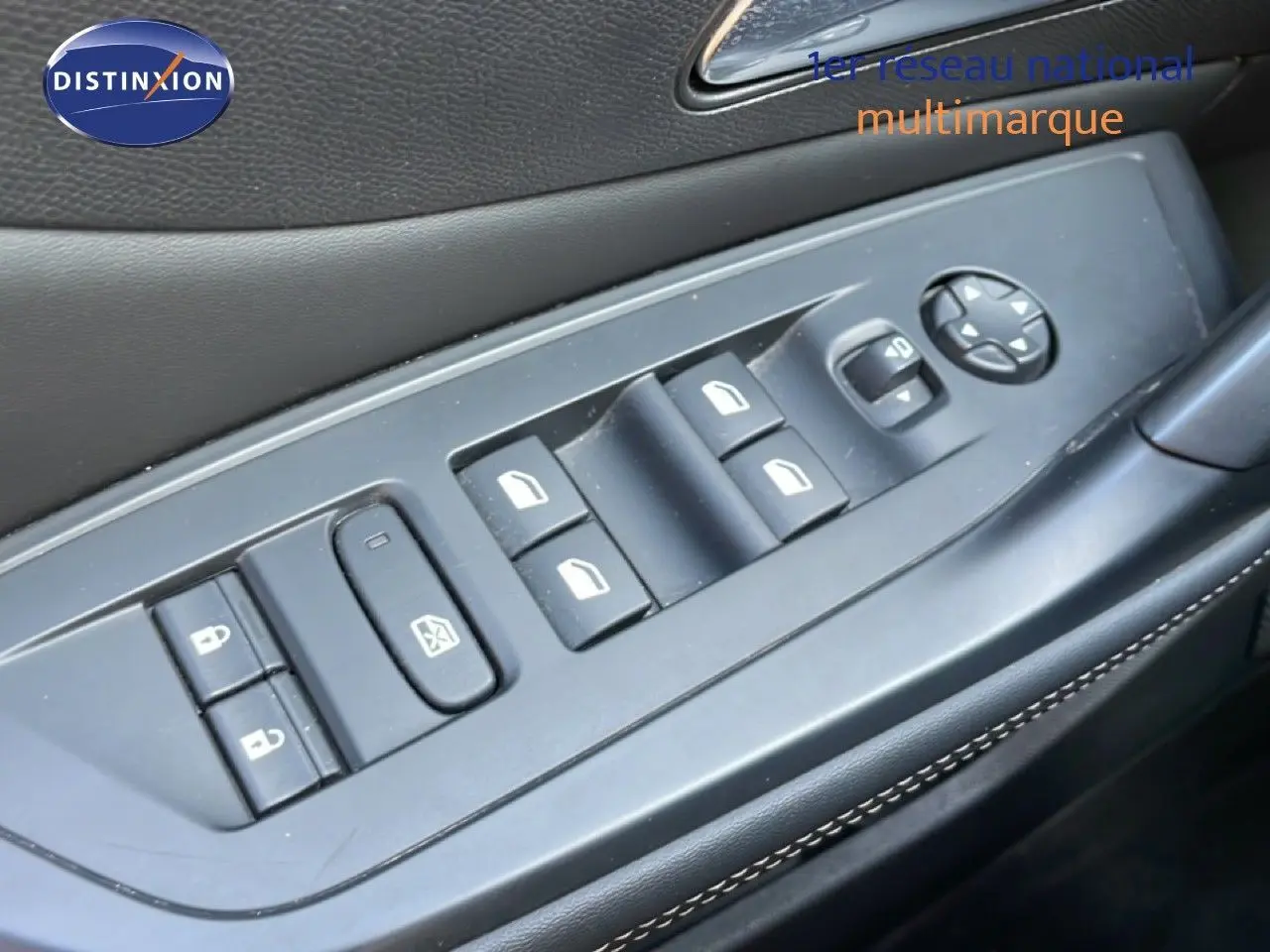 Panneau de commandes des vitres et rétroviseurs côté conducteur en plastique noir avec surpiqûres blanches, intérieur Peugeot 308 2024.