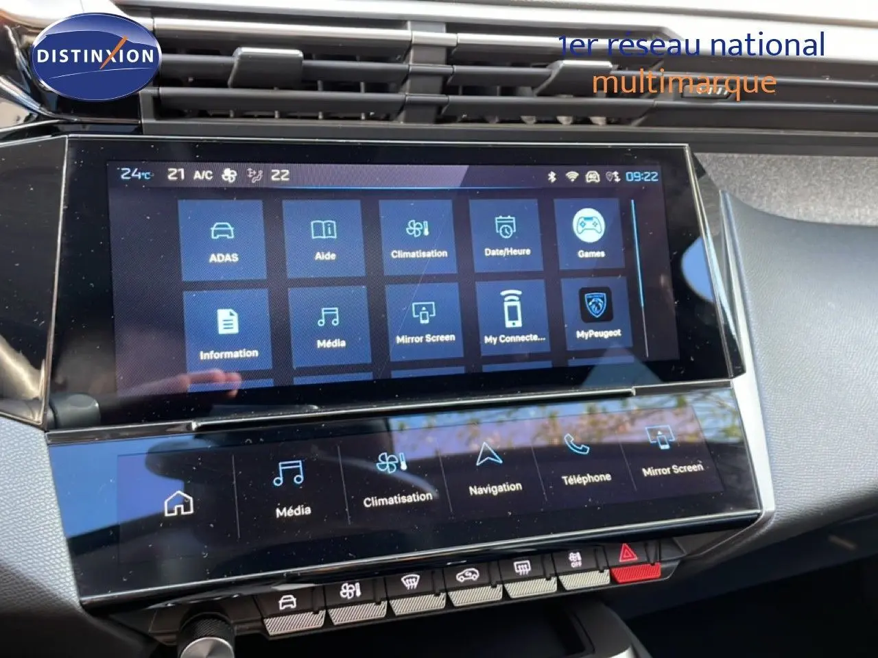 Intérieur de la Peugeot 308 2024, vue sur l’écran tactile central avec interface multimédia et commandes climatisation.