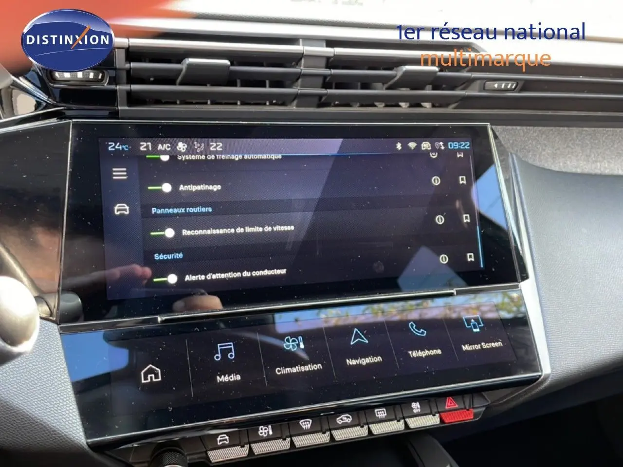 Écran tactile central de la Peugeot 308 1.2 PureTech 130ch Allure 2024, vue intérieure du tableau de bord.