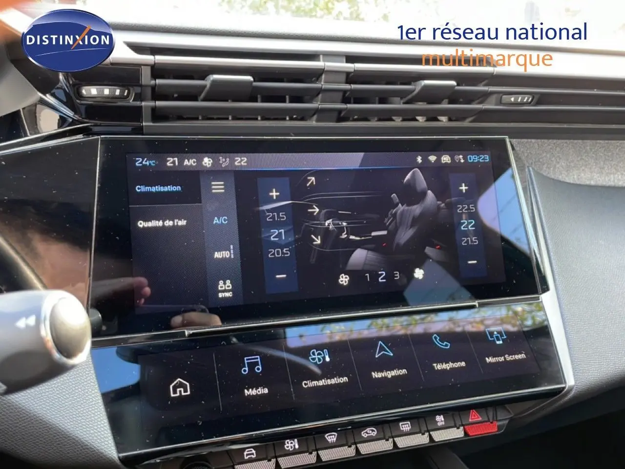 Écran tactile central de la Peugeot 308 2024 montrant les réglages de climatisation et les options multimédia.