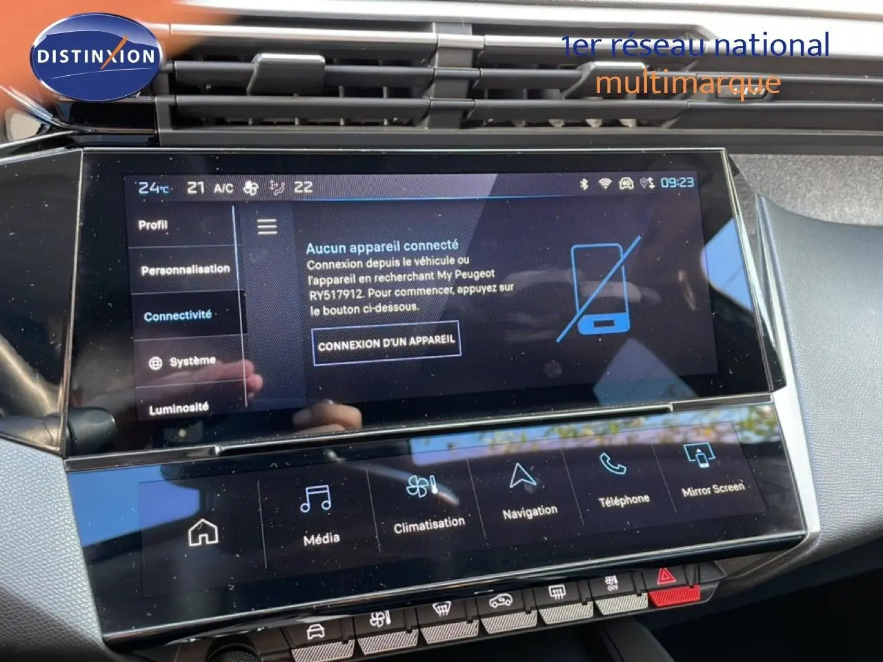Écran tactile central du tableau de bord de la Peugeot 308 2024, affichant les options de connectivité et climatisation.