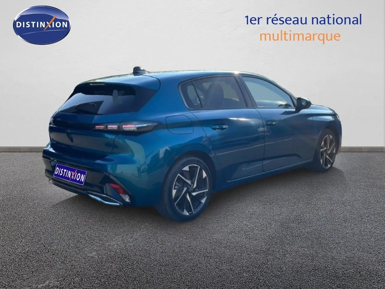 Peugeot 308 bleu Obsession métal vue 3/4 arrière droit, avec jantes alliage et feux arrière LED distinctifs.