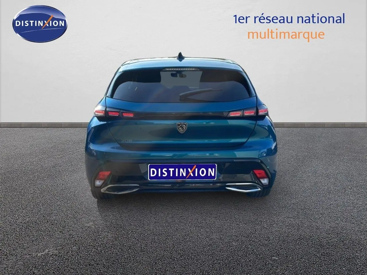 Vue arrière d'une Peugeot 308 1.2 PureTech 130ch Allure en bleu obsession métal avec feux LED distinctifs.