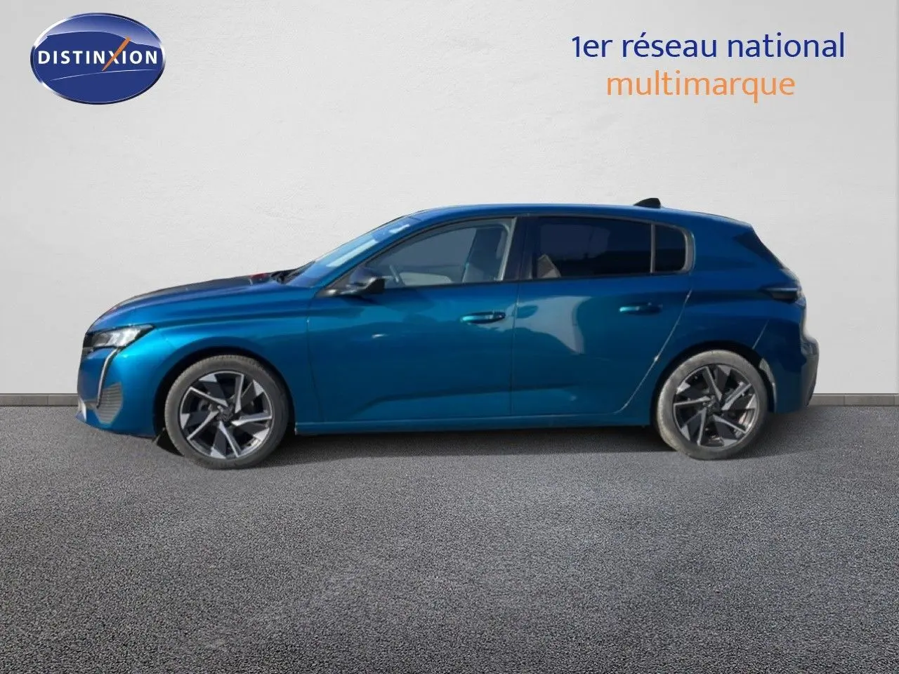 Profil côté gauche de la Peugeot 308 2024 bleu obsession métal, avec jantes alliage et lignes dynamiques visibles.