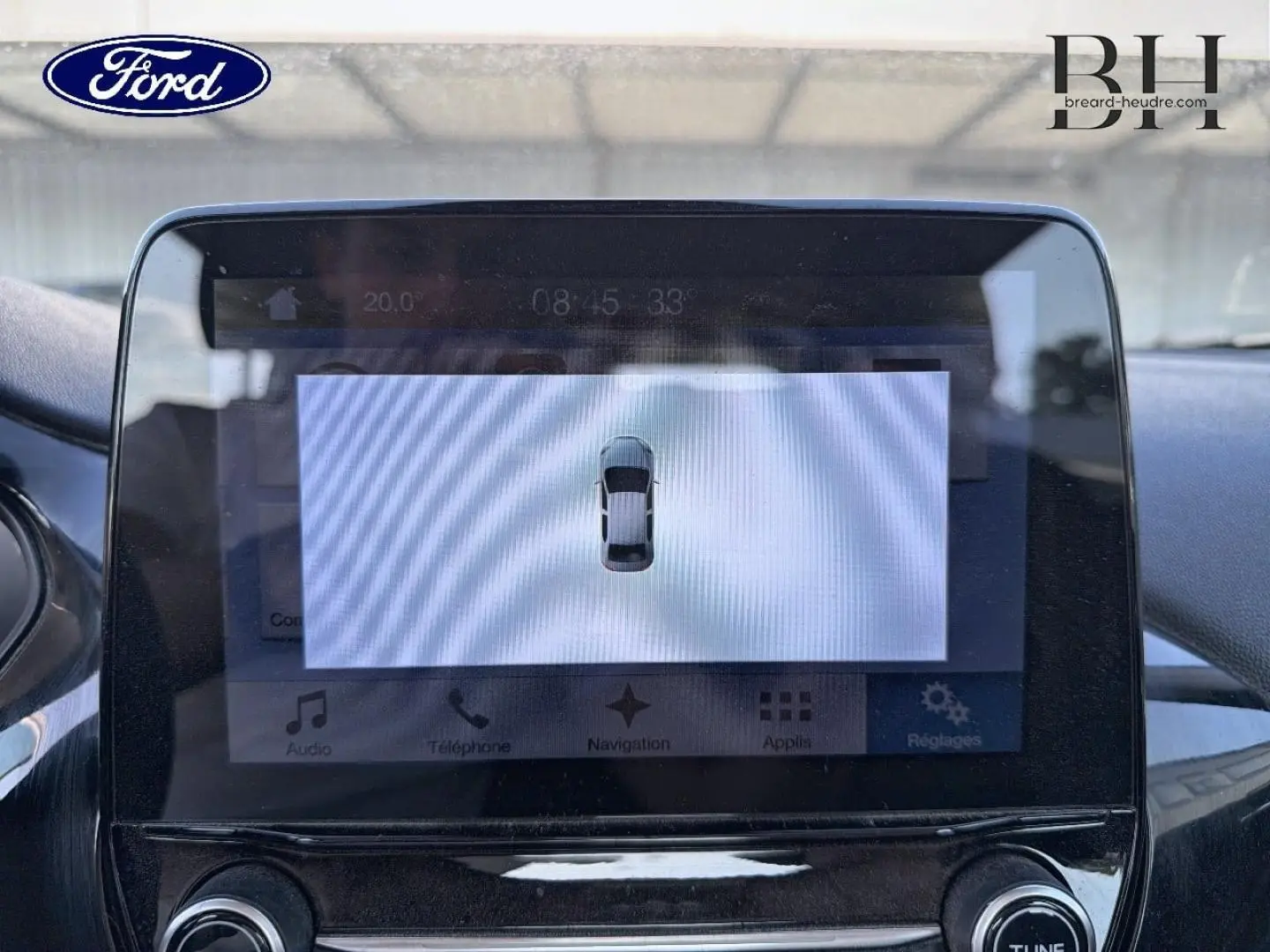 Écran tactile intérieur de la Ford Fiesta 2018 affichant la vue de dessus du véhicule en blanc Glacier.