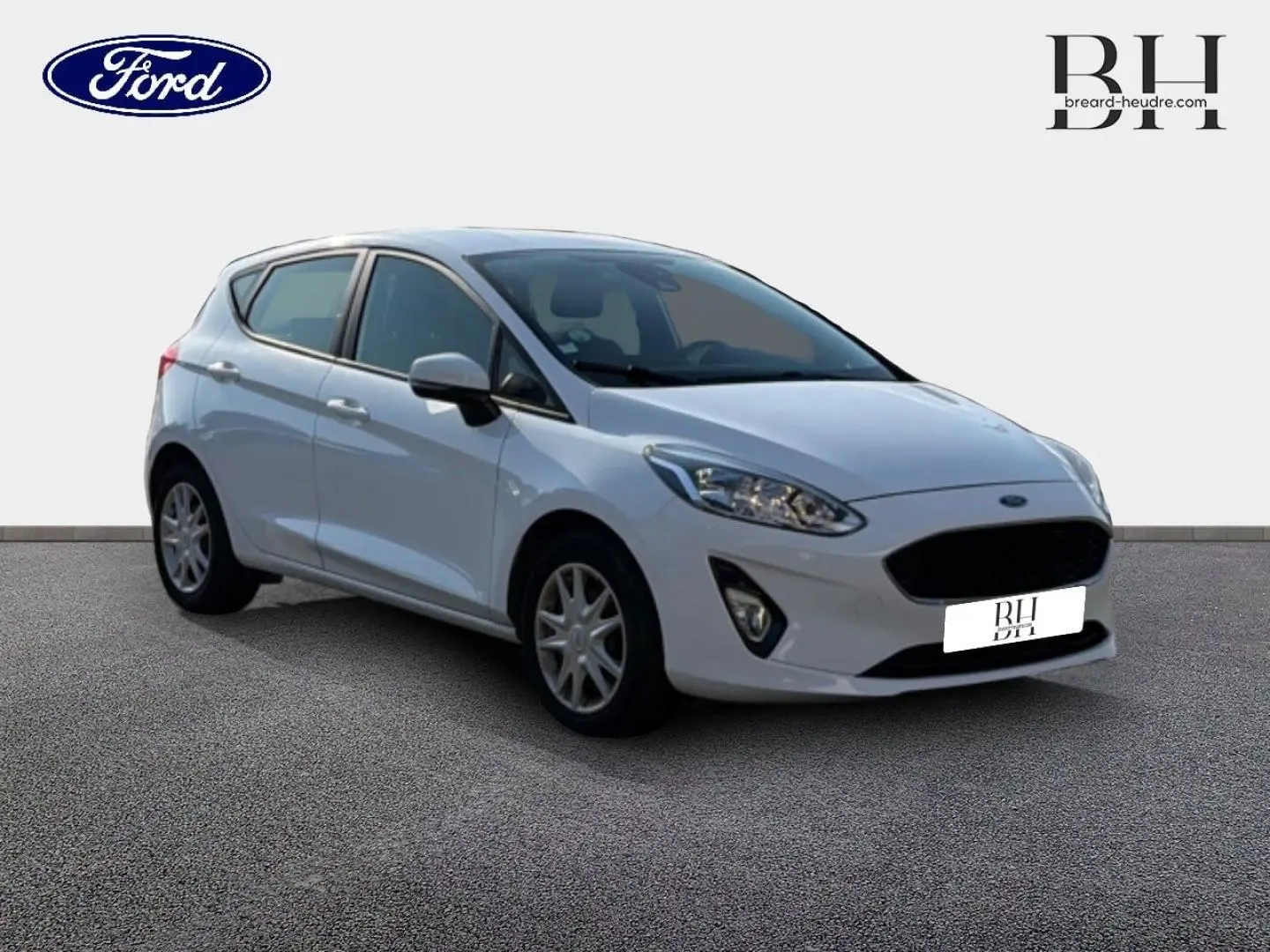 Ford Fiesta blanc Glacier vue 3/4 avant droit, avec calandre noire et jantes alliage visibles.