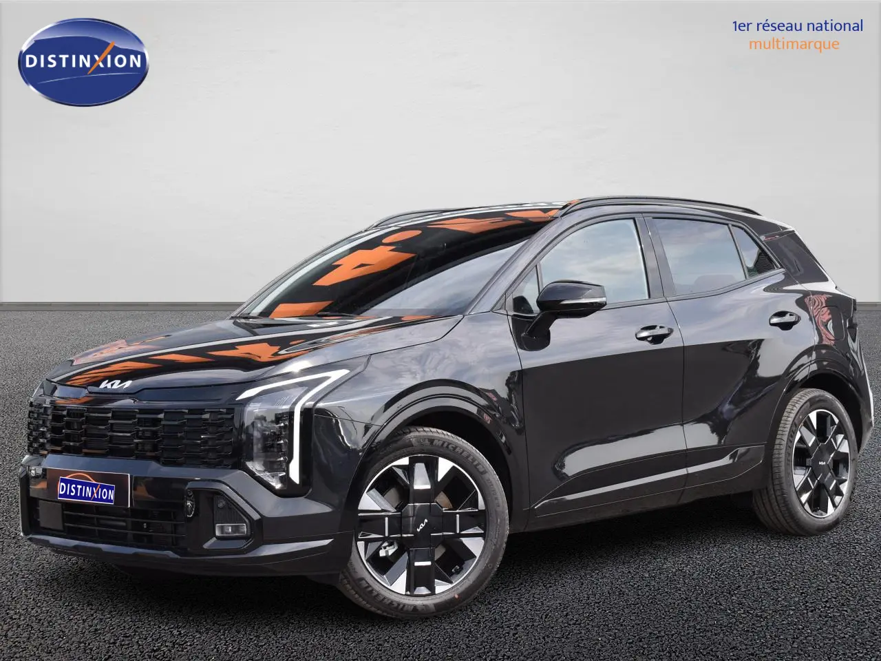 KIA SPORTAGE hybride noir en 3/4 avant droit, avec jantes 19 pouces et signature lumineuse LED distinctive.