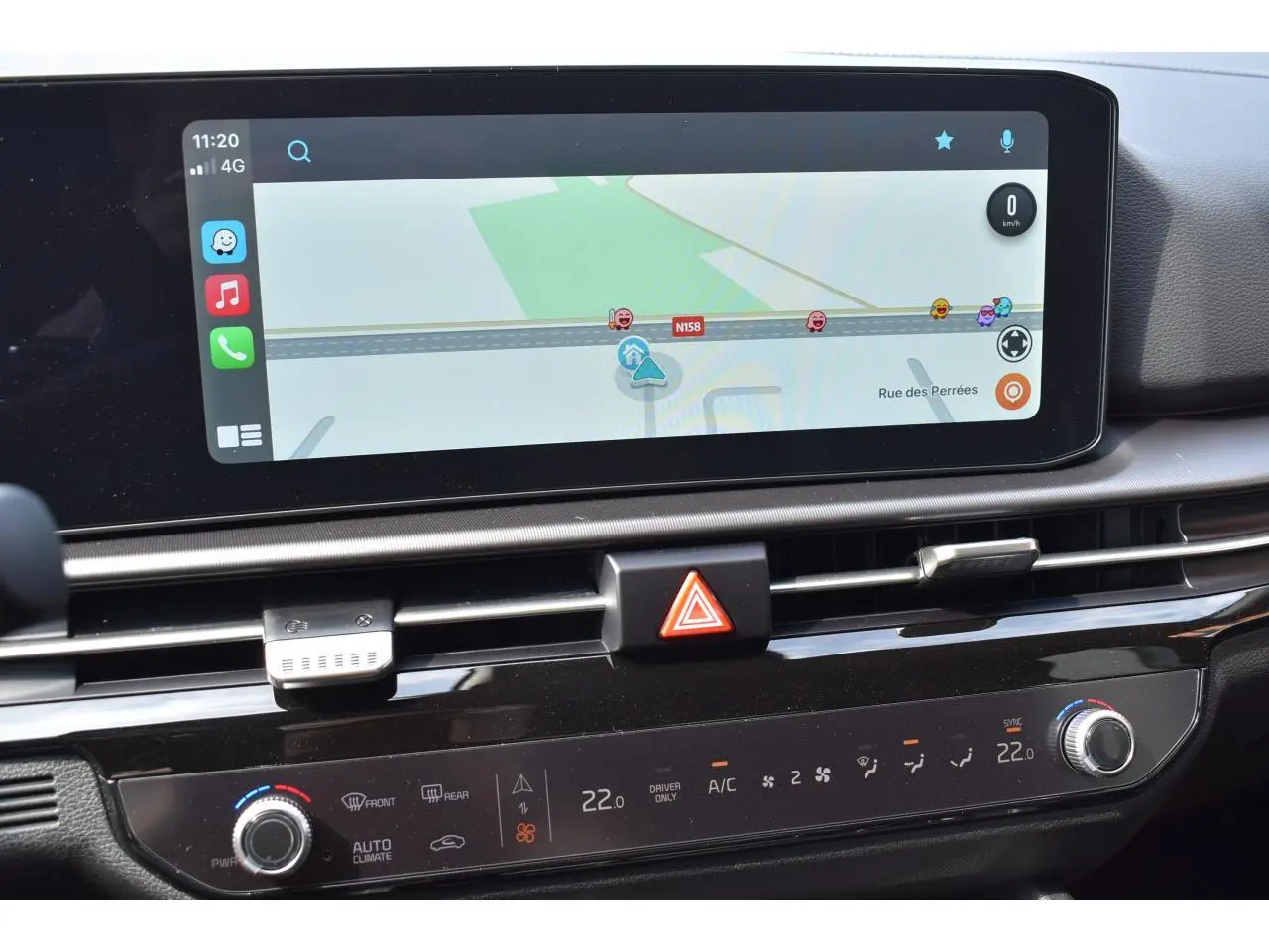 Détail de la console centrale du Kia Sportage hybride 2026 avec écran tactile 12,3 pouces et commandes climatisation digitales.